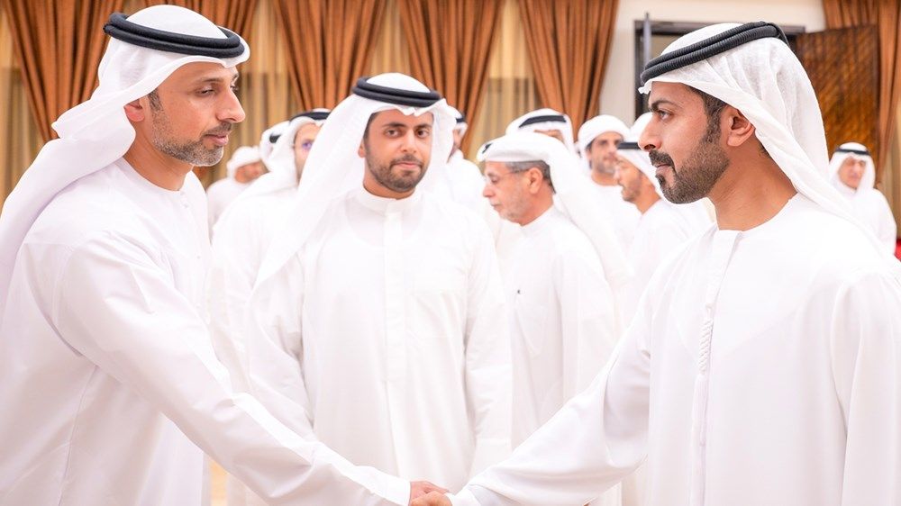 خليفة بن طحنون بن محمد يُقدِّم واجب العزاء في وفاة عبدالله مانع المهيري