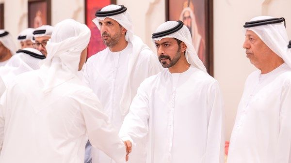 خليفة بن طحنون بن محمد يُقدِّم واجب العزاء في وفاة عبدالله مانع المهيري