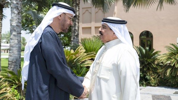 رئيس الدولة يلتقي ملك البحرين بحضور محمد بن راشد ومنصور بن زايد