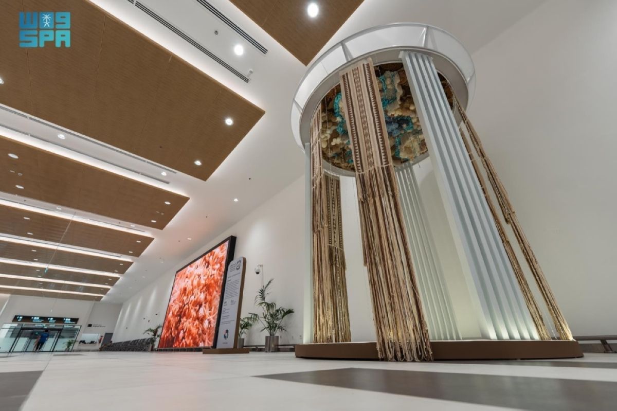 «ورث» يعرض عملا فنيا في مطار خليج نيوم