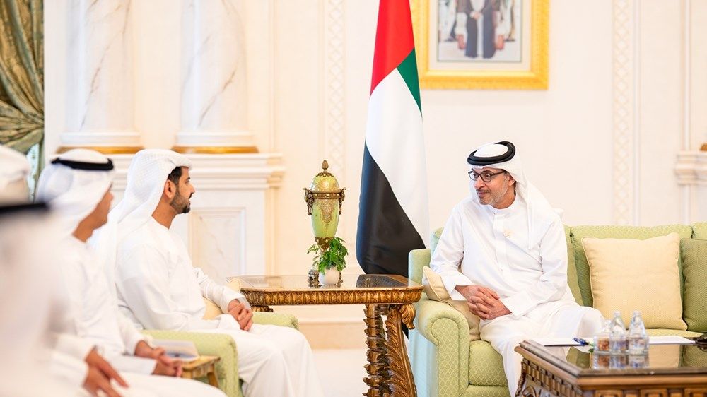 هزاع بن زايد يطّلع على برامج ومبادرات تعزيز منظومة الدعم الاجتماعي في منطقة العين