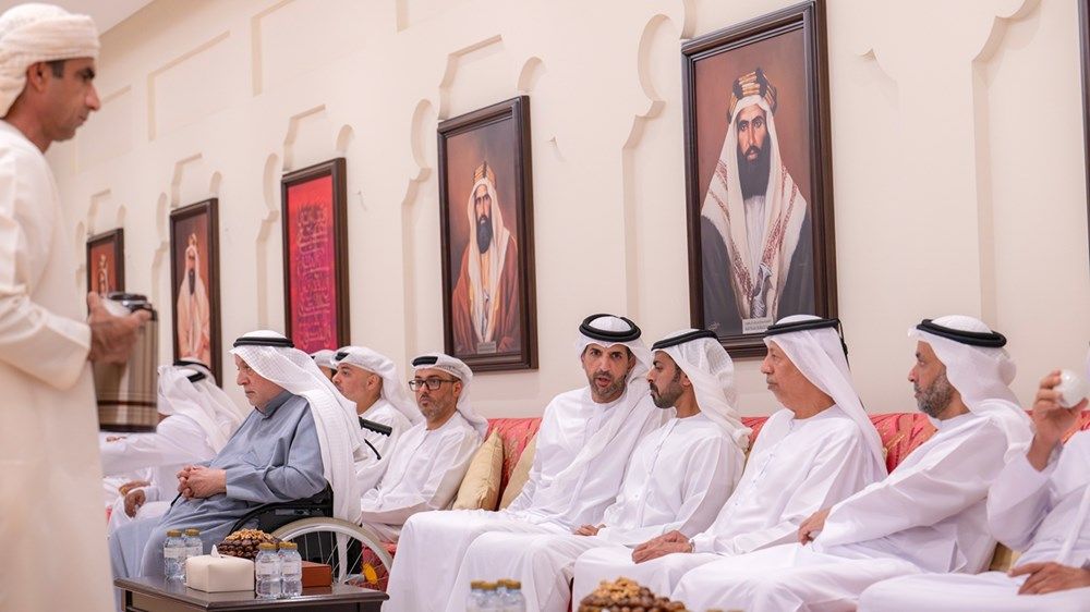 خليفة بن طحنون بن محمد يُقدِّم واجب العزاء في وفاة عبدالله مانع المهيري