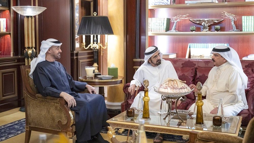 رئيس الدولة يلتقي ملك البحرين بحضور محمد بن راشد ومنصور بن زايد
