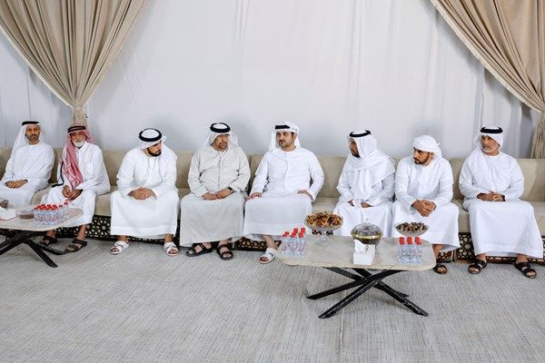 مكتوم بن محمد يقدم واجب العزاء في وفاة مطر خلفان المزروعي