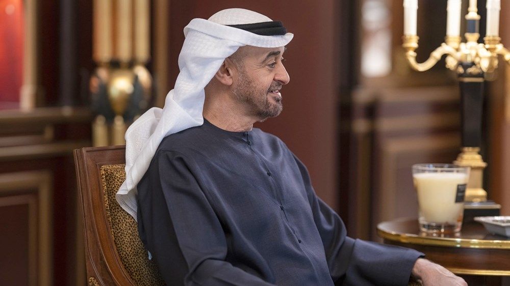 رئيس الدولة يلتقي ملك البحرين بحضور محمد بن راشد ومنصور بن زايد