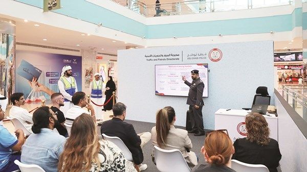 شرطة أبوظبي تقدم خدمة تخفيض النقاط المرورية في «المشرف مول»