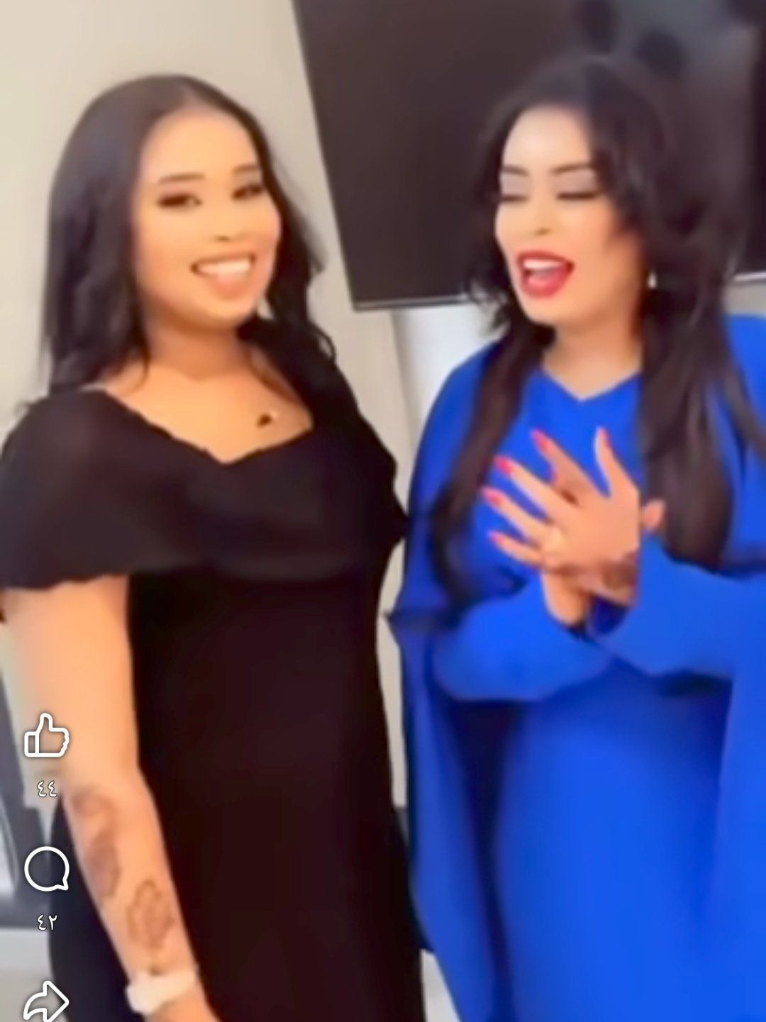 شاهد بالصورة والفيديو.. الفنانة إيمان الشريف تستعرض جمالها بالنيولوك الجديد مع إحدى صديقاتها والجمهور يسخر: (جدعت الطرحة وفكت العرش)