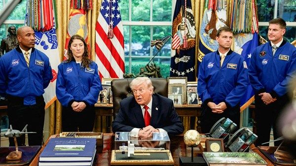 ترامب يبحث مع بوتين إمكانية وقف إطلاق النار في أوكرانيا