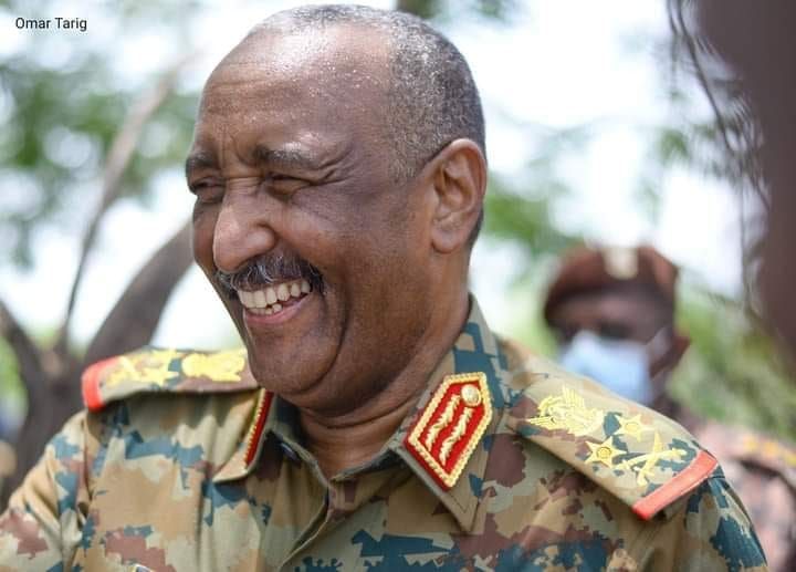 شاهد بالفيديو.. “البرهان” يرفض استلام هدية من أحد التجار بعد زيارة قام بها لمعرضه بأم درمان والحرس الشخصي يحبطه ويثير ضحكات الجمهور