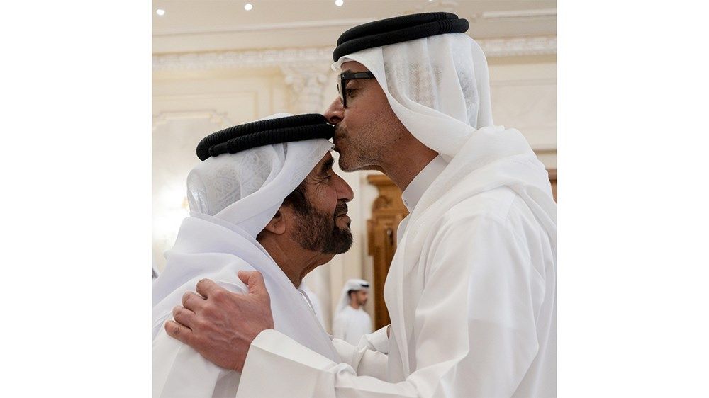 هزاع بن زايد يستقبل الشيوخ والمسؤولين والمواطنين في برزة قصر المقام بمنطقة العين