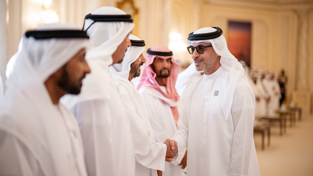هزاع بن زايد يستقبل الشيوخ والمسؤولين والمواطنين في برزة قصر المقام بمنطقة العين