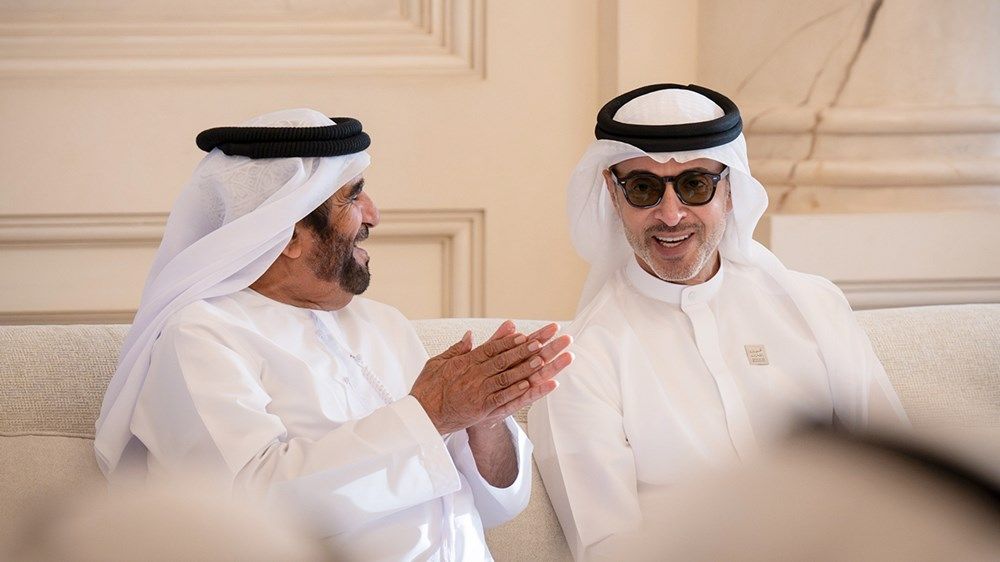هزاع بن زايد يستقبل الشيوخ والمسؤولين والمواطنين في برزة قصر المقام بمنطقة العين