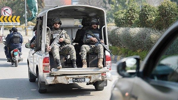 الجيش الباكستاني يقتل 13 مسلحاً قرب الحدود مع أفغانستان