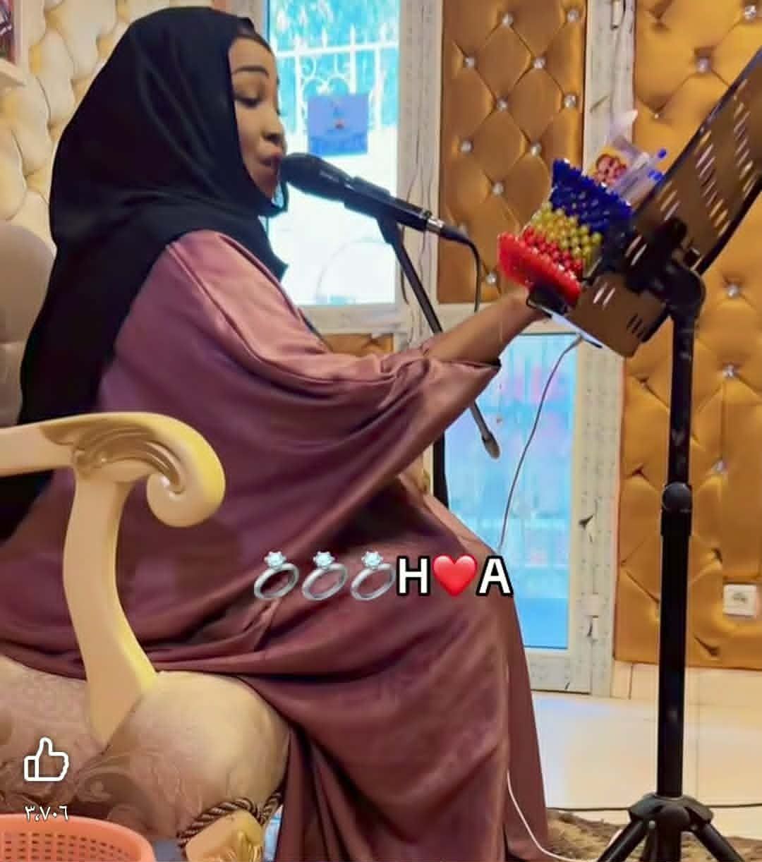 شاهد بالصورة والفيديو.. مطربة “تشادية” تضرب بتهديدات الفنانة ندى القلعة عرض الحائط وتردد “الدليل شنو”