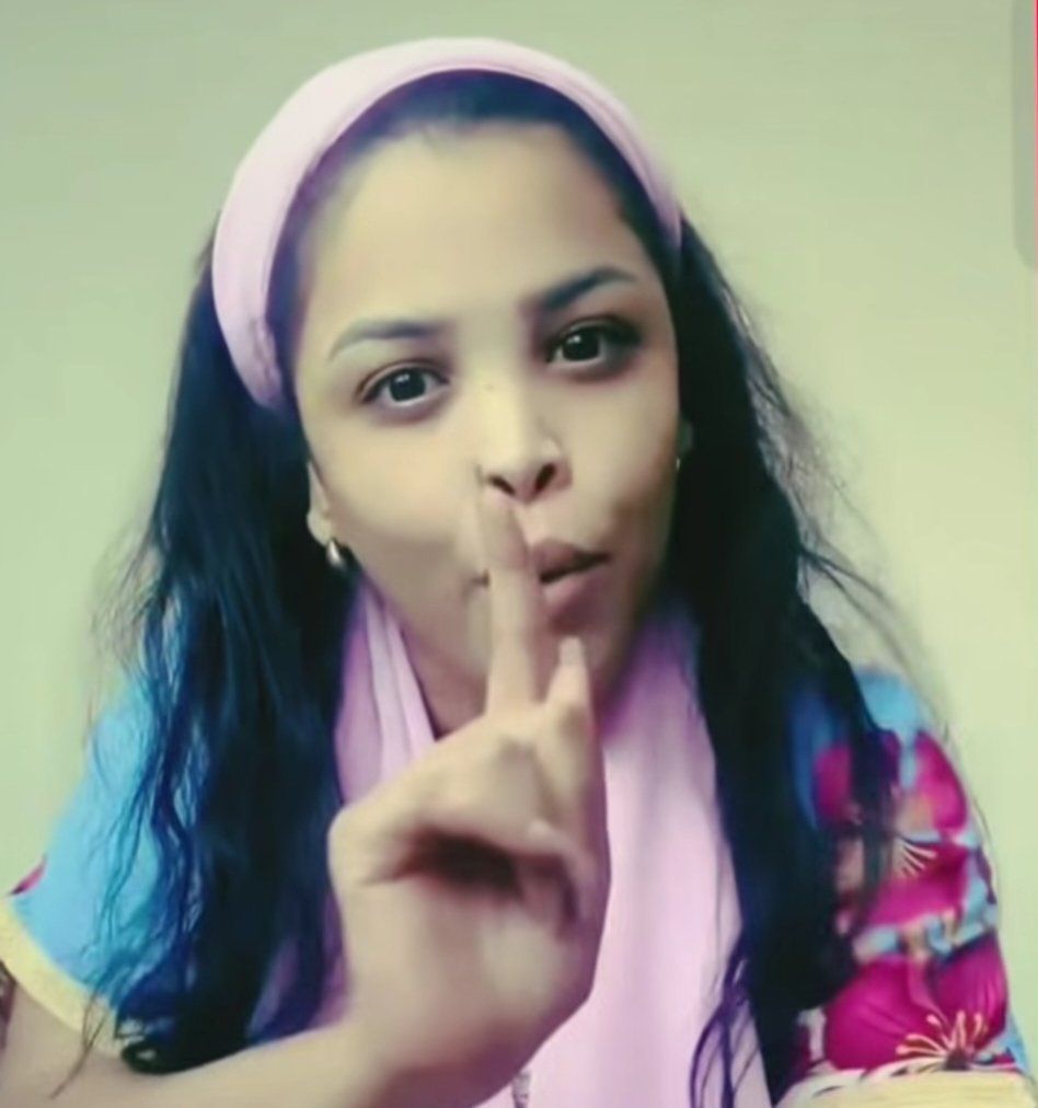 شاهد بالصورة والفيديو.. الفنانة رؤى محمد نعيم ترد على متابعة وصفتها بــ”البايرة”: (بعرس أبوك عشان أجهجهك انتي وأمك)