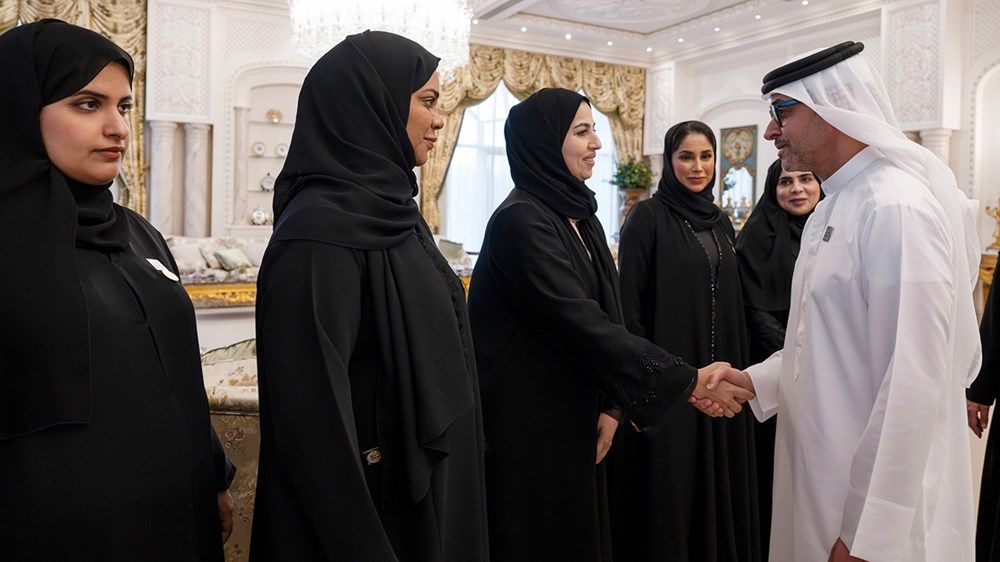 هزاع بن زايد يستقبل الشيوخ والمسؤولين والمواطنين في برزة قصر المقام بمنطقة العين