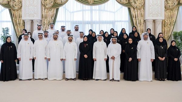 هزاع بن زايد يستقبل الشيوخ والمسؤولين والمواطنين في برزة قصر المقام بمنطقة العين