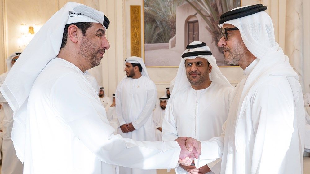 هزاع بن زايد يستقبل الشيوخ والمسؤولين والمواطنين في برزة قصر المقام بمنطقة العين
