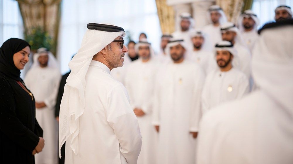 هزاع بن زايد يستقبل الشيوخ والمسؤولين والمواطنين في برزة قصر المقام بمنطقة العين