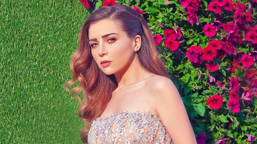 مي عز الدين تنشر صورها مع زوجها في صالة الألعاب