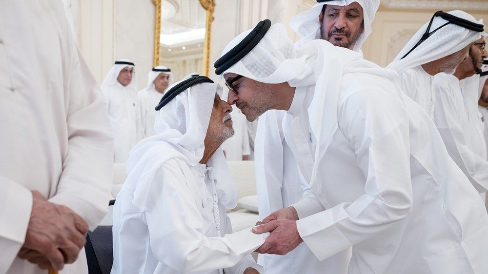 هزاع بن زايد يستقبل الشيوخ والمسؤولين والمواطنين في برزة قصر المقام بمنطقة العين