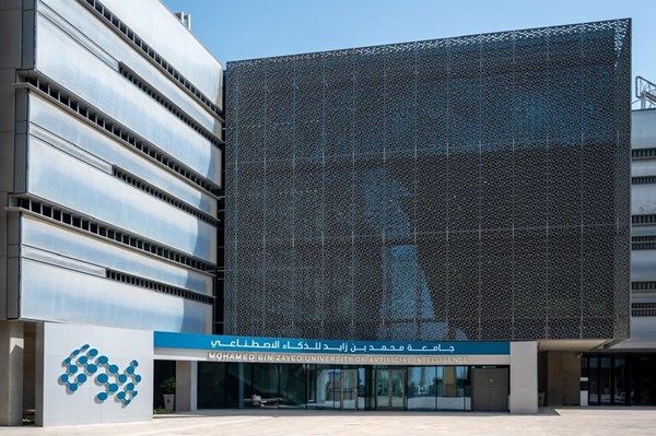 شباب الإمارات.. نماذج مُلهمة ترسّخ ريادة وطنية في قطاع الذكاء الاصطناعي