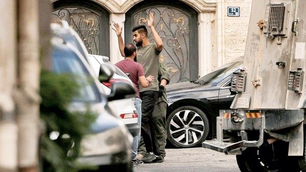 مستوطنون يهاجمون منازل الفلسطينيين في الخليل