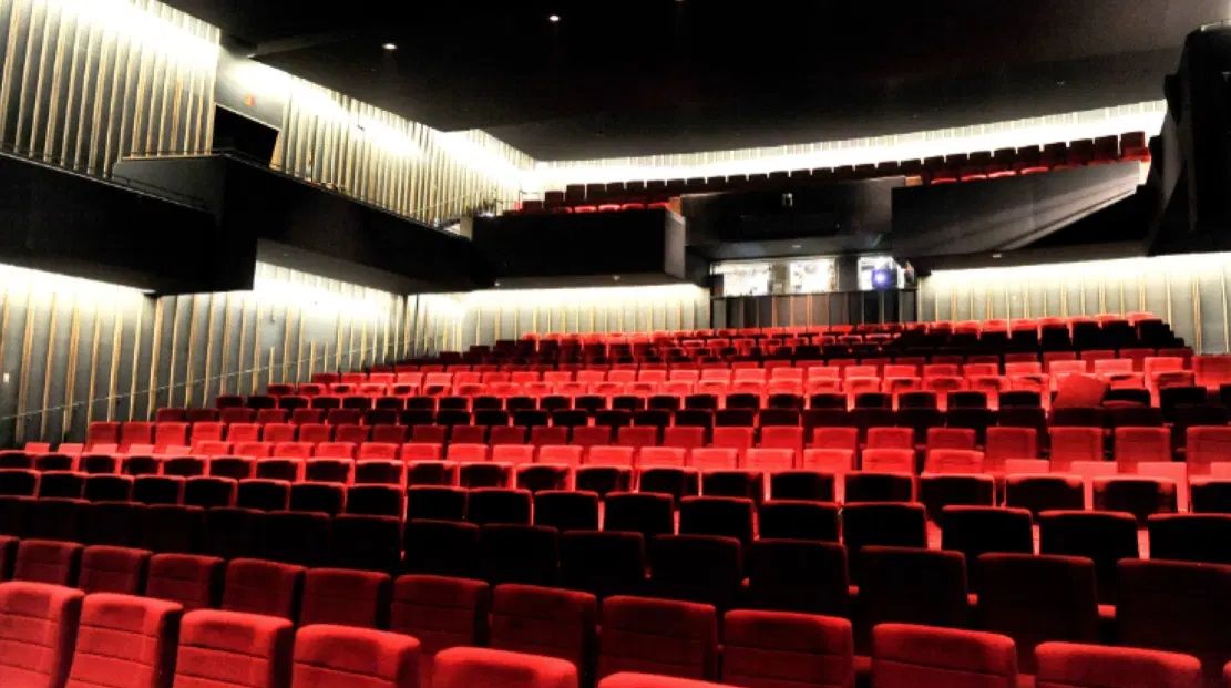 «عائشة لا تستطيع الطيران» يحصد جائزة أفضل فيلم فى مهرجان عنابة