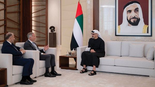 خالد بن محمد بن زايد يلتقي الرئيس التنفيذي لمجموعة «إتش إس بي سي»