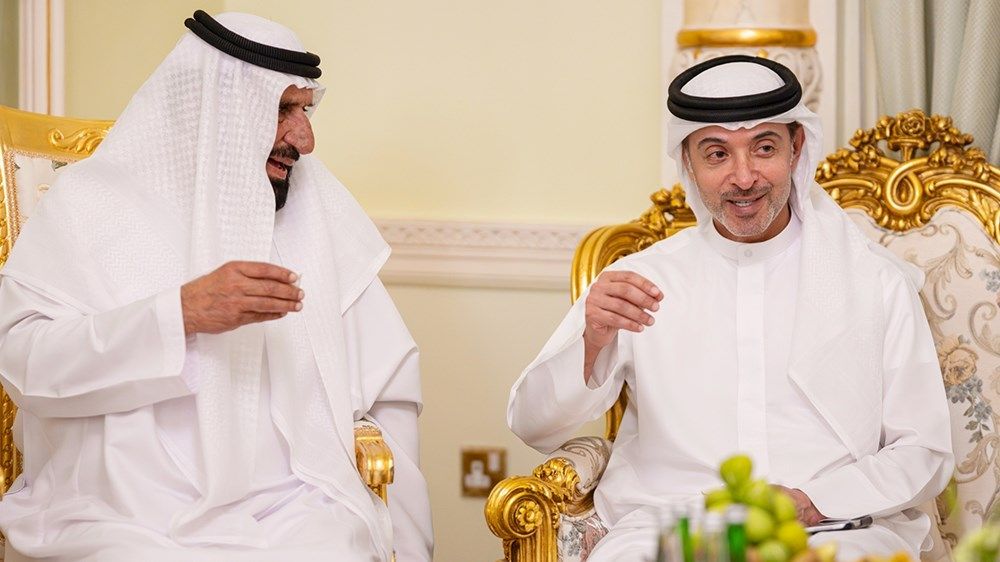 هزاع بن زايد يزور محمد شمل المعمري في منزله بمنطقة العين