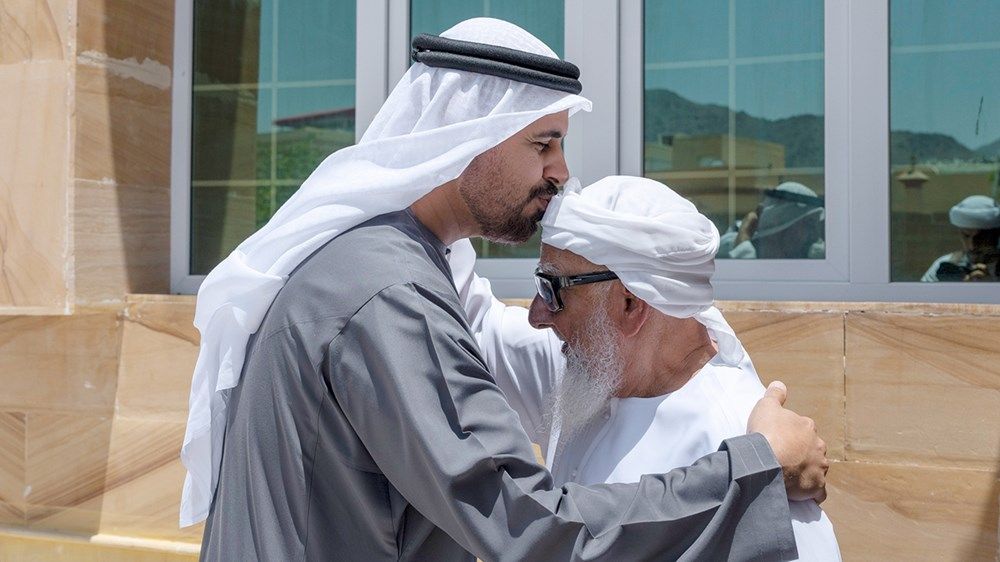 ذياب بن محمد بن زايد يزور عائلة الشهيد علي سعيد المسماري بالفجيرة