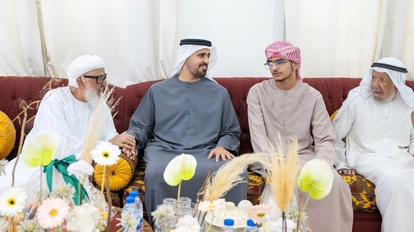 ذياب بن محمد بن زايد يزور عائلة الشهيد علي سعيد المسماري بالفجيرة