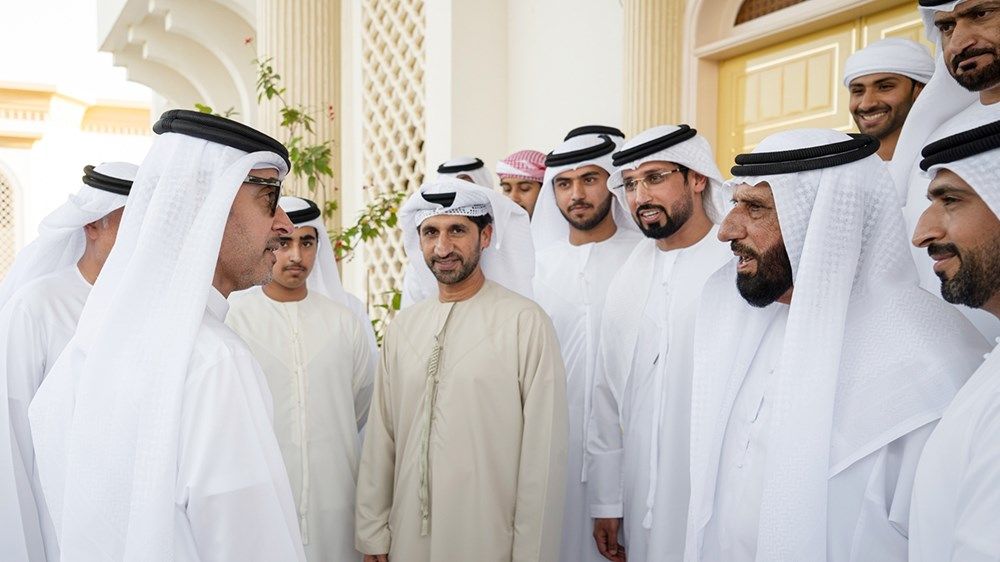 هزاع بن زايد يزور محمد شمل المعمري في منزله بمنطقة العين