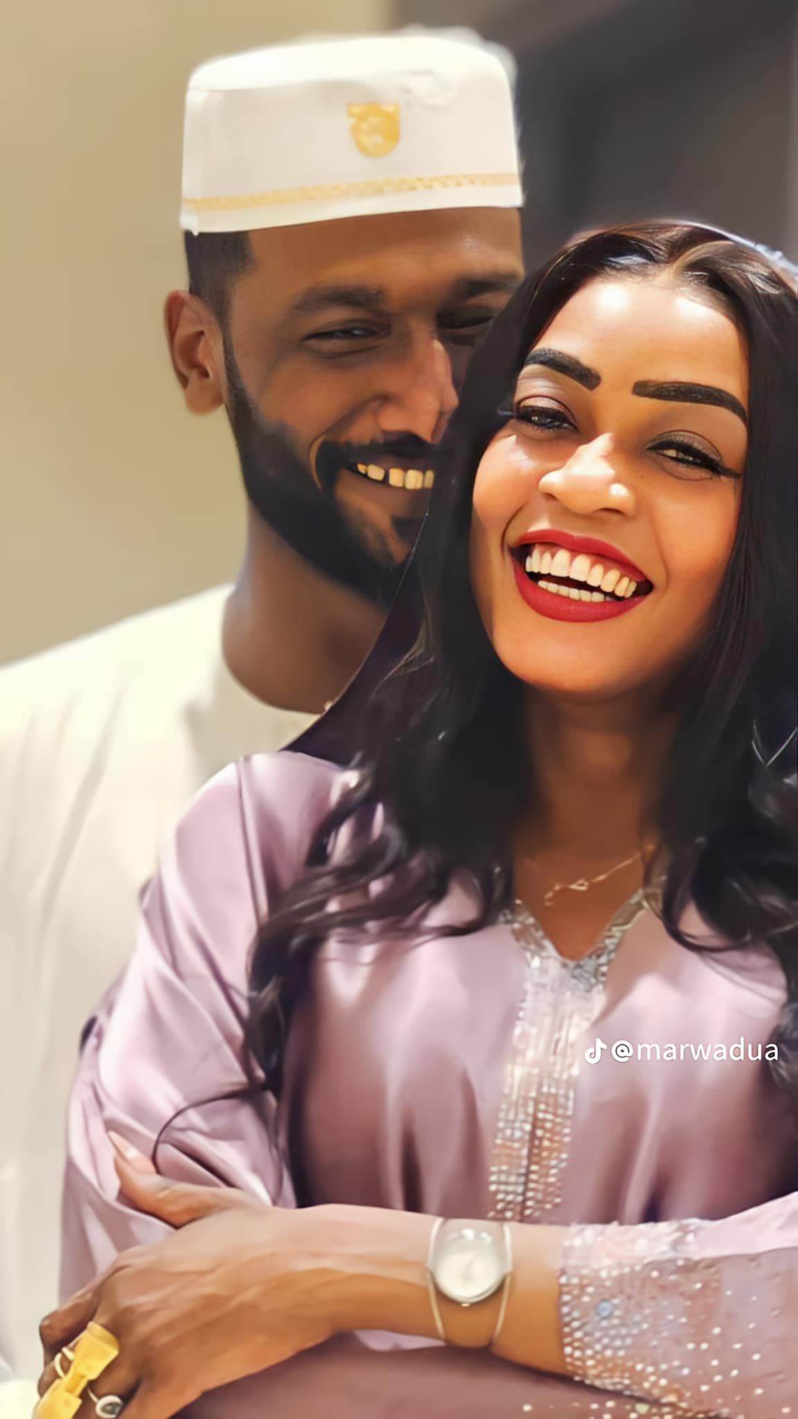 شاهد بالفيديو.. الفنانة مروة الدولية تنشر مقطع مع زوجها وتنفي شائعة طلاقها منه: (عاوزين تفرقوني من زوجي ليه؟ نحنا مبسوطين وماشين نشتري دهب العرس)