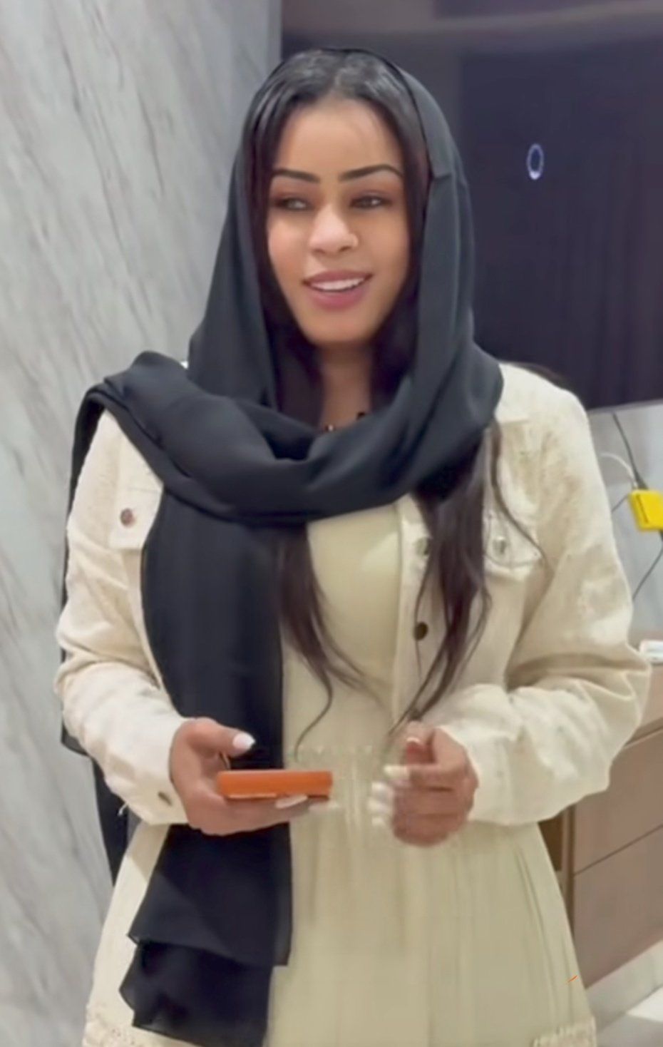 شاهد بالصورة والفيديو.. الفنانة إيمان الشريف تتجاهل الهجوم عليها بوصلة رقص مثيرة على أنغام أغنيتها الجديدة