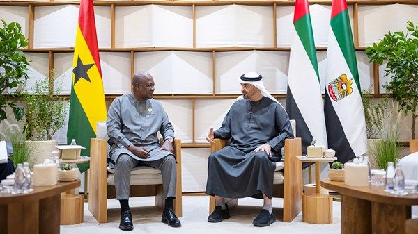 رئيس الدولة ورئيس غانا يبحثان تعزيز علاقات التعاون بين البلدين