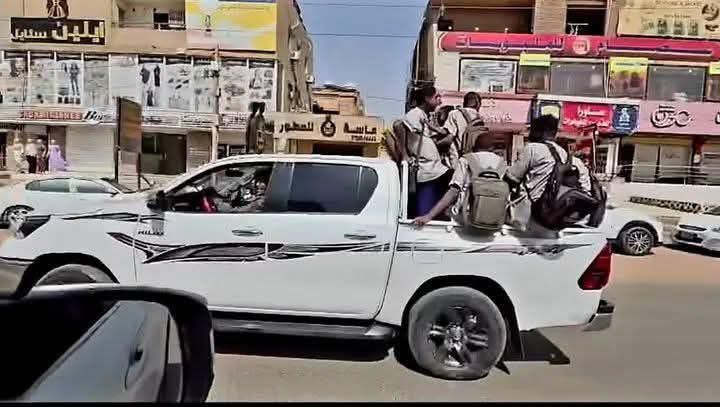 شاهد بالصورة والفيديو.. طلاب سودانيون يلوحون لسائق سيارة من أجل توصيلهم وبعد أن وقف تفاجأوا بأنه رئيس مجلس السيادة “البرهان”