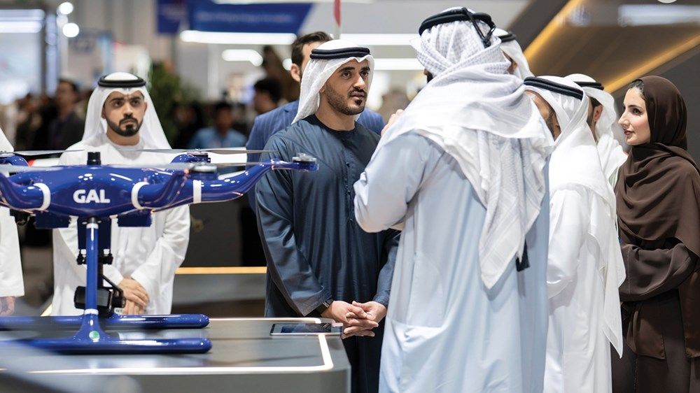 زايد بن محمد بن زايد يشهد جانباً من فعاليات الدورة الخامسة من منصة «اصنع في الإمارات»