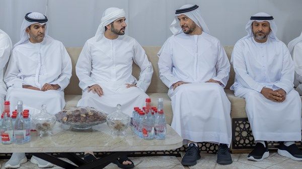 حمدان بن محمد يقدم واجب العزاء في وفاة حاضر جمعه المهيري