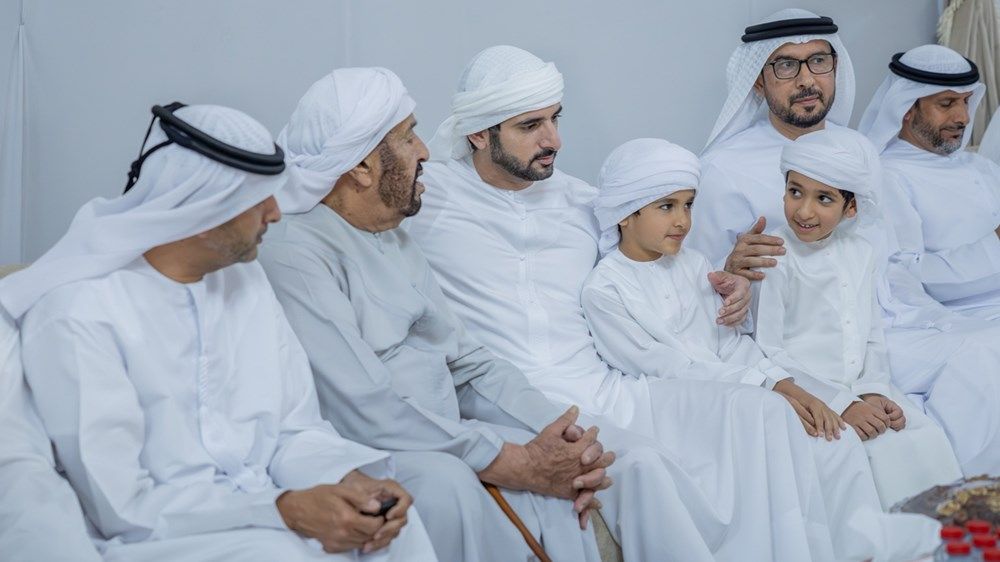 حمدان بن محمد يقدم واجب العزاء في وفاة حاضر جمعه المهيري