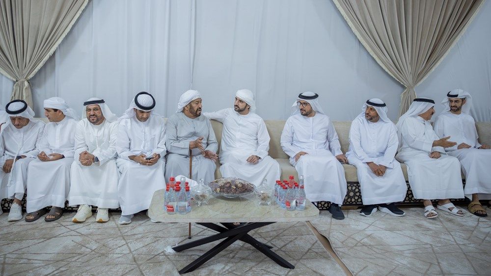 حمدان بن محمد يقدم واجب العزاء في وفاة حاضر جمعه المهيري