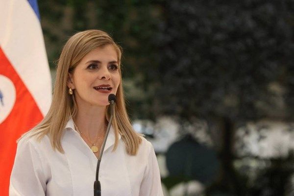 لورا فرنانديز تؤدي اليمين الدستورية رئيسة لكوستاريكا