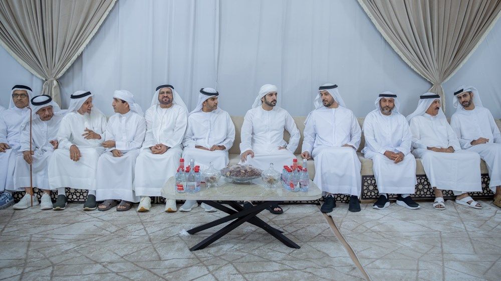 حمدان بن محمد يقدم واجب العزاء في وفاة حاضر جمعه المهيري