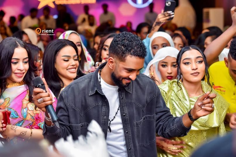 بالفيديو.. وسط حراسة مشددة من الجنس اللطيف.. شاهد لحظة دخول الفنان محمد بشير لإحياء حفل نسائي بلندن