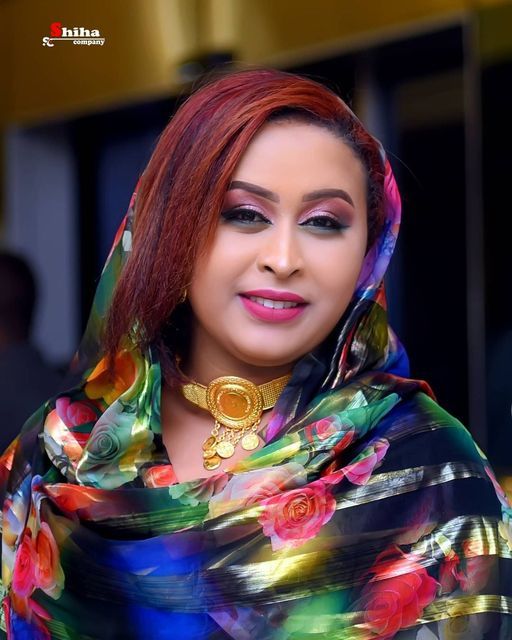 شاهد بالفيديو.. الفنانة ريان الساتة تعود لإثارة الجدل بوصلة رقص فاضحة أمام عازفها
