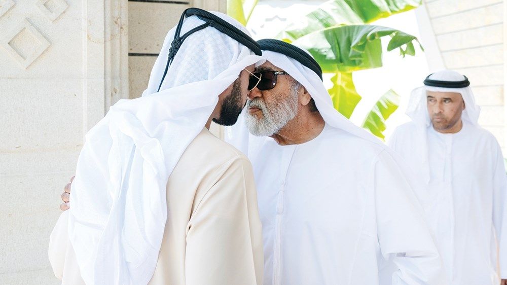خليفة بن طحنون يعزي في وفاة آمنة أحمد الظاهري
