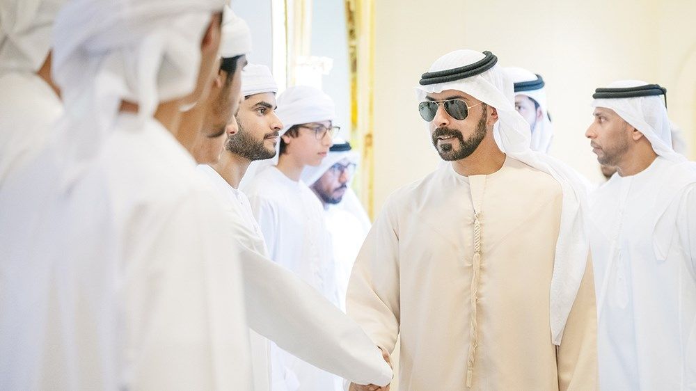 خليفة بن طحنون يعزي في وفاة آمنة أحمد الظاهري