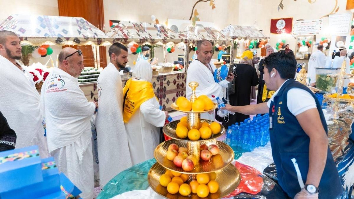 وصول الفوج الأول من حجاج فلسطين إلى مكة المكرمة ورحلات استقبلتهم بالورود 