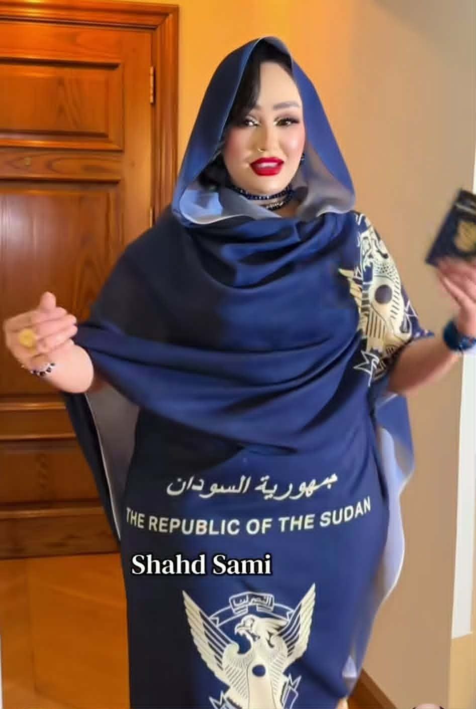 شاهد بالصورة والفيديو.. مودل سودانية حسناء تظهر بثوب قامت بتصميمه على شكل “الجواز” السوداني