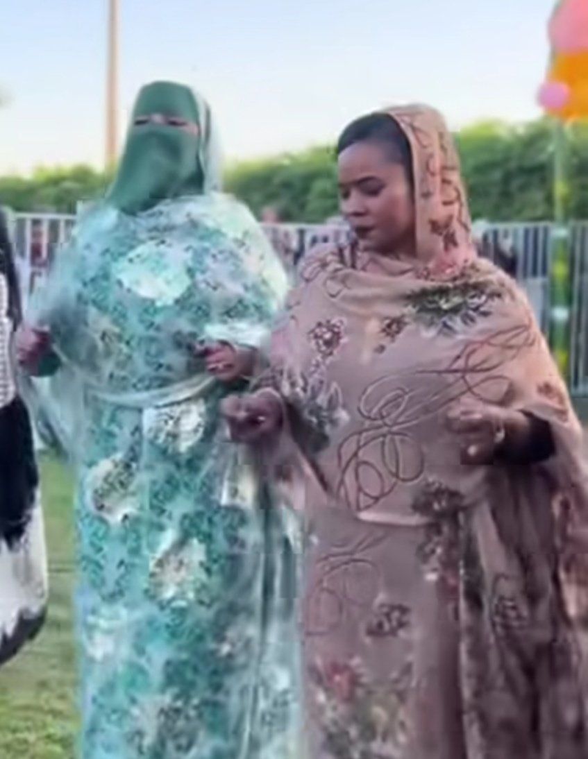 شاهد بالصورة والفيديو.. سودانية “منقبة” تدخل في وصلة رقص مثيرة وتعرض نفسها لسخرية الجمهور